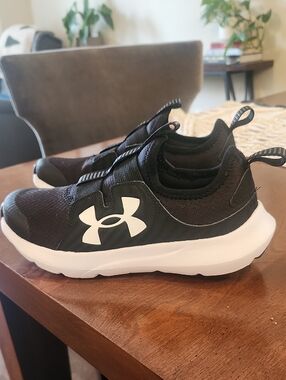 Under Armour Size 3.5 Kids Black and White Slip-On Athletic Sneakers